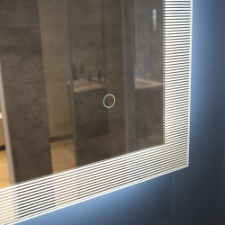 Miroir avec éclairage LED CADREA - 70 cm x 80 cm 