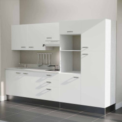 Kitchenette K46L - façades blanches, plan monobloc blanc évier intégré à gauche, hotte inox