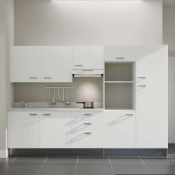 Kitchenette K46L - façades blanches, plan monobloc blanc évier intégré à gauche, hotte inox